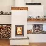 Juttashof Apartment Camin